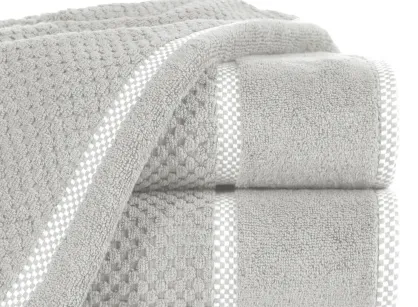 Ręcznik bawełniany 50x90 CALEB srebrny o delikatnym wzorze krateczki i kontrastową bordiurą