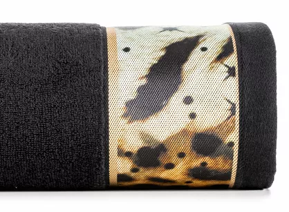 Ręcznik 70x140 EVA 15 Eva Minge czarny zdobiony bordiurą z designerskim wzorem w motyle z kolekcji Premium