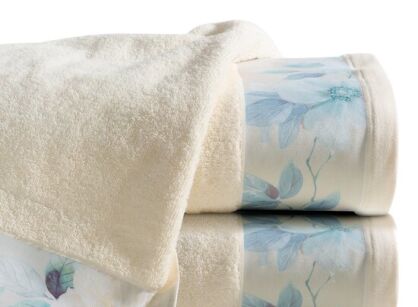 Ręcznik 70x140 ALINE kremowy z wzorem pastelowych niebieskich kwiatów z kolekcji Premium