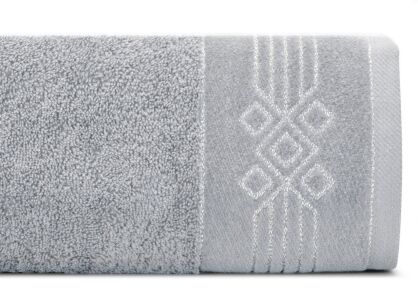 Ręcznik bawełniany 70x140 KAMELA srebrny z bordiurą z geometrycznym srebrnym ornamentem