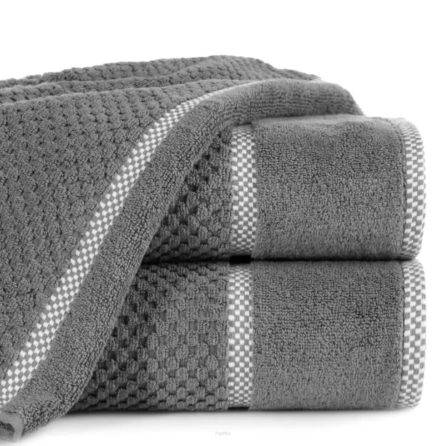 Ręcznik bawełniany 70x140 CALEB stalowy o delikatnym wzorze krateczki i kontrastową bordiurą