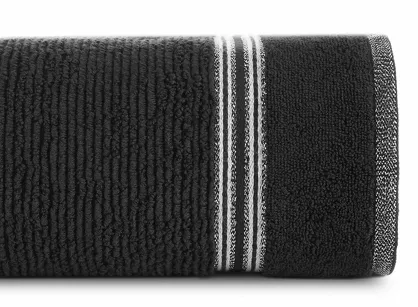 Ręcznik 70x140 FILON czarny zdobiony bordiurą w prążki z połyskującą srebrną nicią
