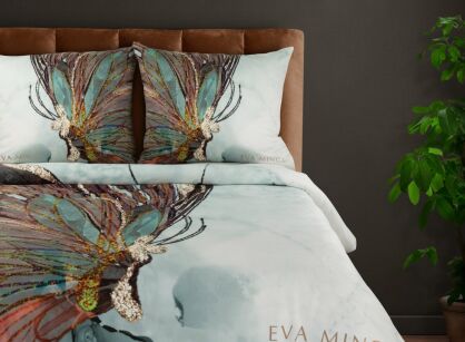 Pościel z makosatyny 160x200 EVA 12 Eva Minge biała ruda z designerskim nadrukiem motyla i napisami projektantki