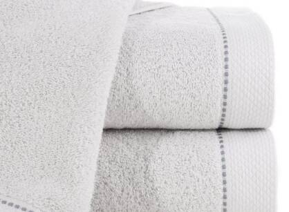 Ręcznik bawełniany 100x150 DAISY srebrny z bordiurą z kontrastowym przeszyciem