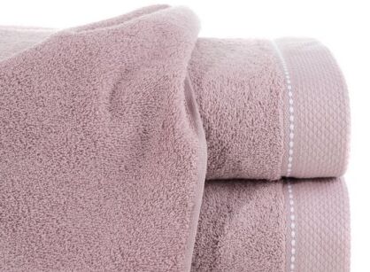 Ręcznik bawełniany 100x150 DAISY pudrowy z bordiurą z kontrastowym przeszyciem