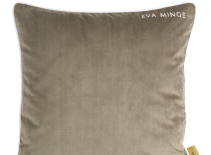 Poszewka welwetowa 45x45 EVA 11 Eva Minge beżowa z lamówką białą i ozdobnym logo