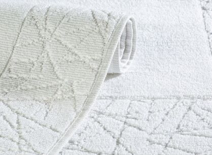Dywanik bawełniany 50x70 NIKA biały z geometrycznym wzorem z błyszczącą nicią