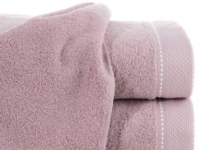 Ręcznik bawełniany 30x50 DAISY pudrowy z bordiurą z kontrastowym przeszyciem
