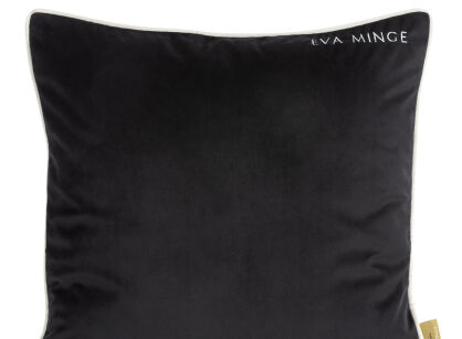 Poszewka welwetowa 45x45 EVA 10 Eva Minge czarna z lamówką białą i ozdobnym logo