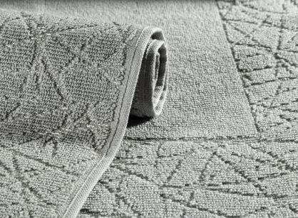 Dywanik bawełniany 50x70 NIKA srebrny z geometrycznym wzorem z błyszczącą nicią